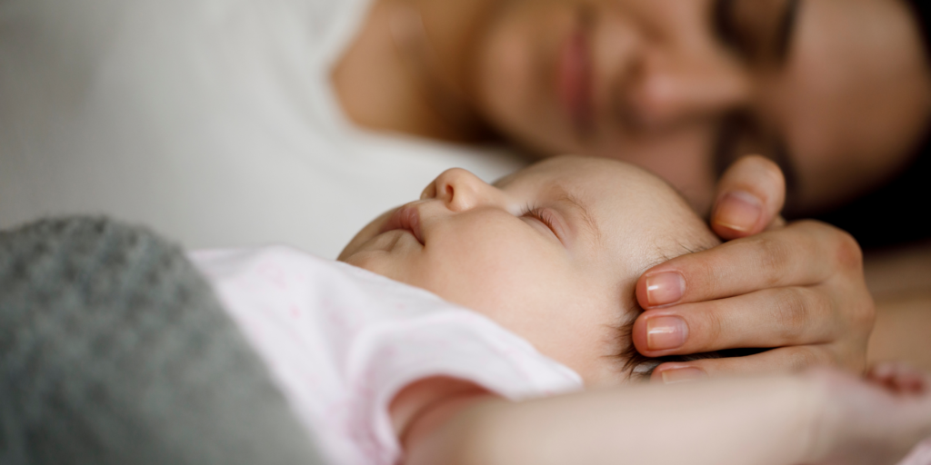 Sommeil paisible du bébé assisté par sa maman.