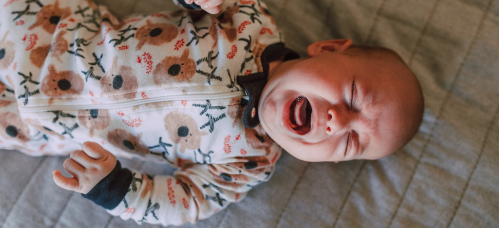 Bébé qui pleure sur son lit