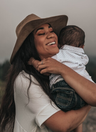 Un nourrisson comblé dans les bras de maman